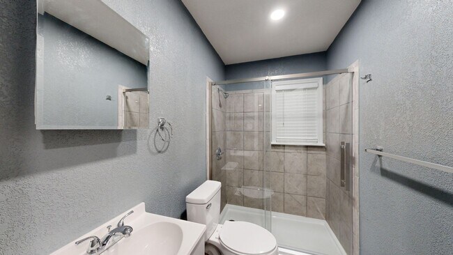 Building Photo - NO AUGUST RENT!!!! PRICE IMPROVEMENT ONLY ...