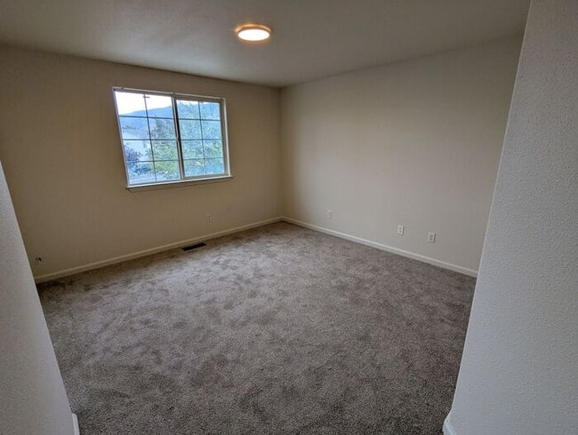 Building Photo - Updated 3-Bedroom Townhome in Dayton – Mov...