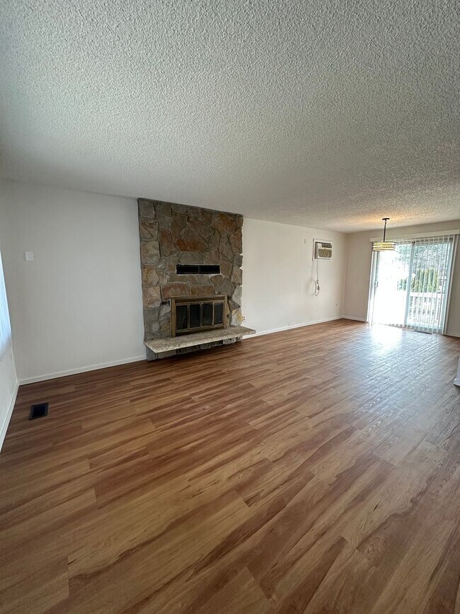 Building Photo - Gorgeous 3 Bedroom 2 Bathroom House!!!! #1101