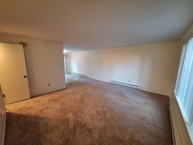 Building Photo - Two Bedroom Townhouse Style Unit
