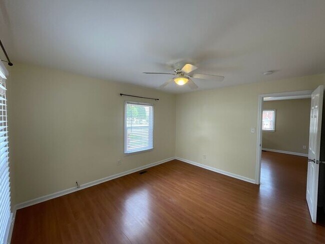 Building Photo - Great bungalow within walking distance of ...