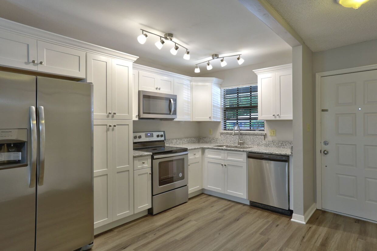 Foto principal - Renovated 2-Bedroom, 2-Bath Condo in Eustis