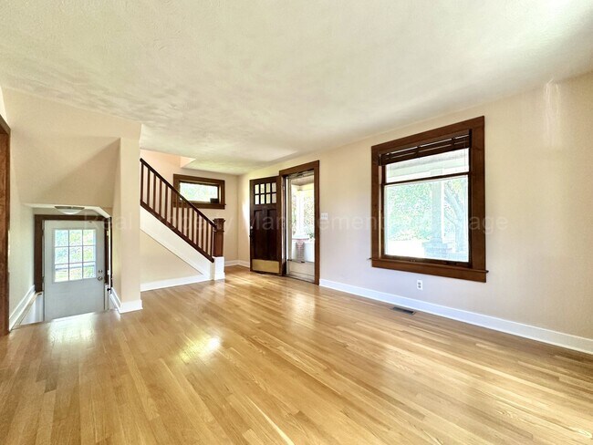 Building Photo - Craftsman Style, Modern Amenities Steps from Main St.