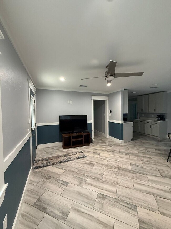 Foto del edificio - 4 bedroom 1 bath house with a large fenced...