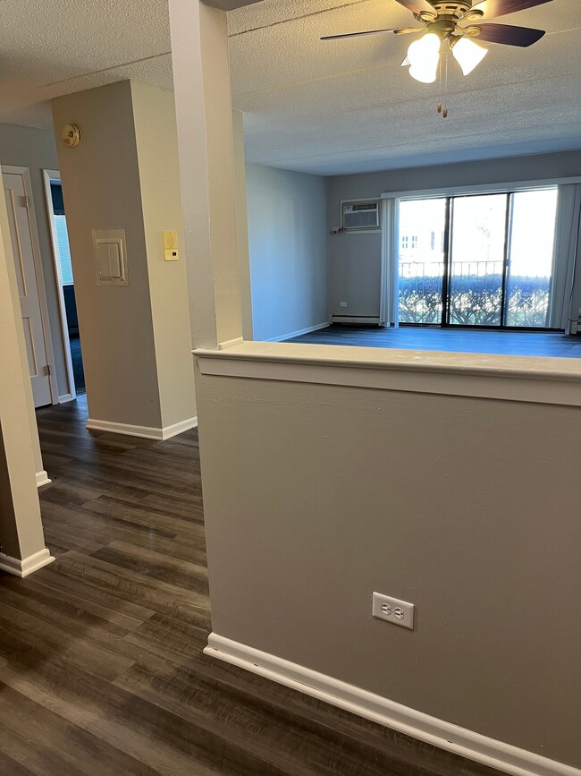 Building Photo - 15 E Maple St