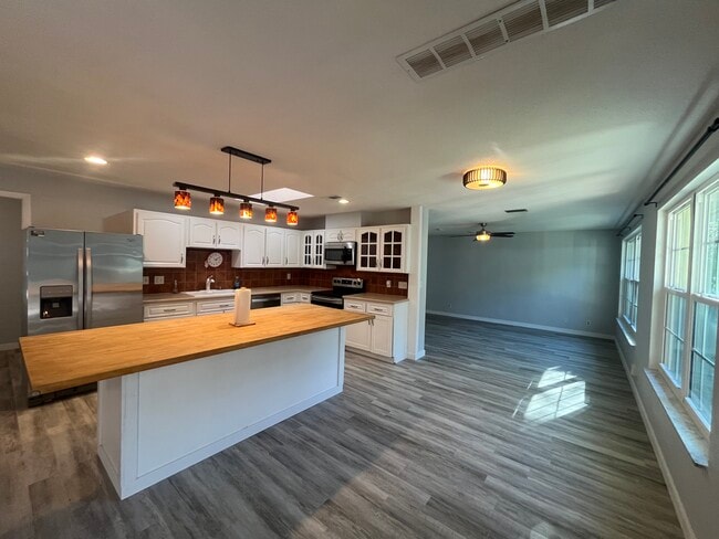 Building Photo - 22 Oakmont Cir