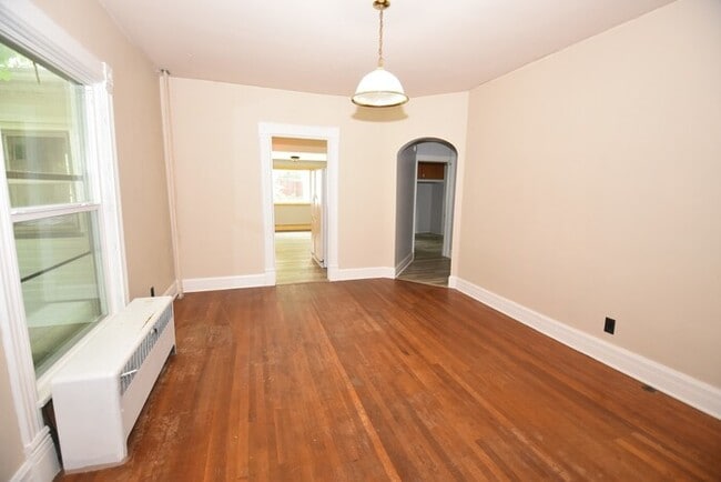 Building Photo - Beautiful 3 Bedroom Lower Unit Apartment i...
