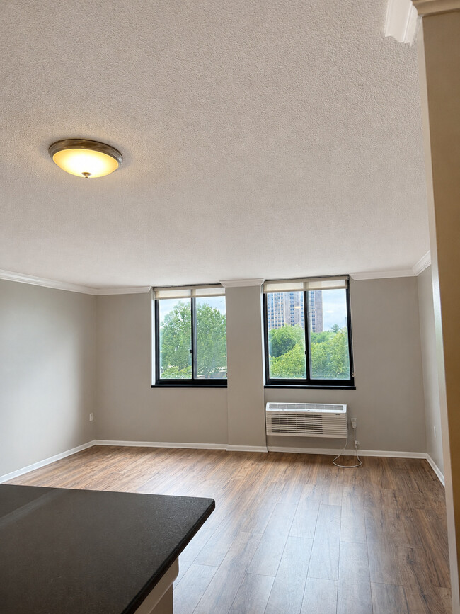 2 habitaciones, 1 baño - 832 pies cuadrados - Sala de estar - 360 Main