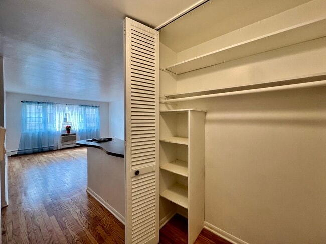 Foto del edificio - 2411 W Balmoral Ave