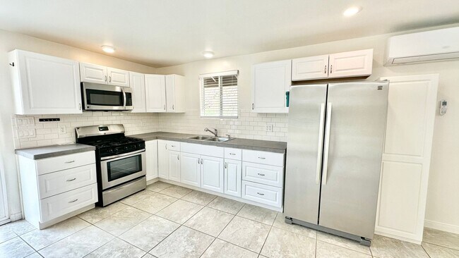 Foto del edificio - Beautiful, Single Story, Private Entry, De...