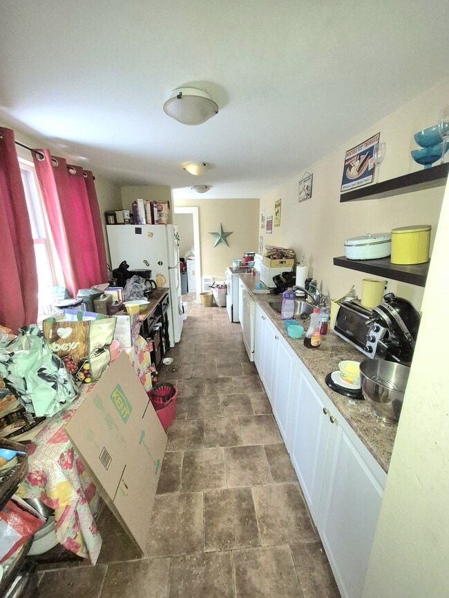 Photo du bâtiment - For Rent — Spacious 3-Bedroom | 1 Bathroom House | Available January 1st!