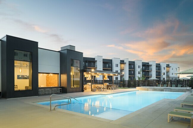 Building Photo - Canyon Ridge
