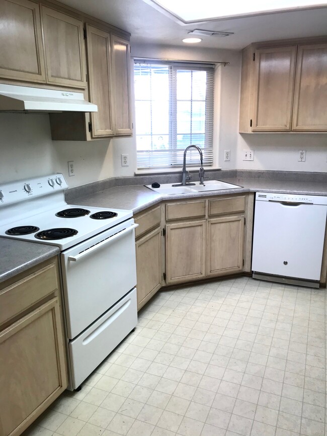 Building Photo - 885 Columbine Way