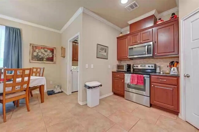 Building Photo - August PRE-LEASE!! GREAT 3 Bedroom, 3 Bath...