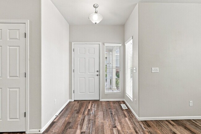 Foto del edificio - $2,040.95 with $300 Off the first month's rent - 2 Beds, 2.5 Baths, Townhome in Fountain with 2-C...