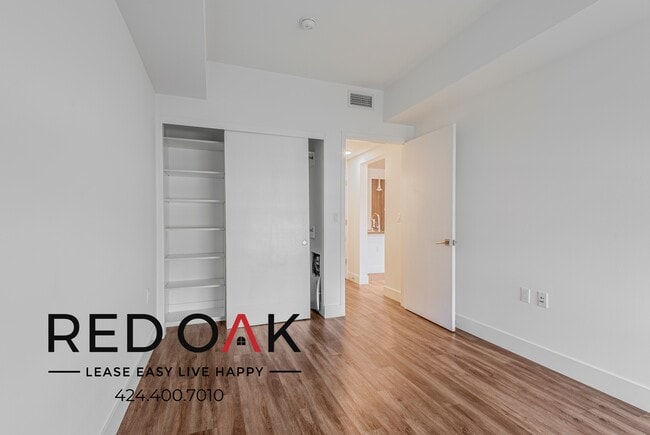 Building Photo - 453 S Kenmore Ave