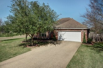 Building Photo - Available August 2026! Beautiful 4 Bed, 2 Bath in a Fantastic Location!