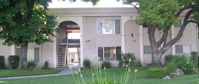 Building Photo - Clovis Courtyard Apartments