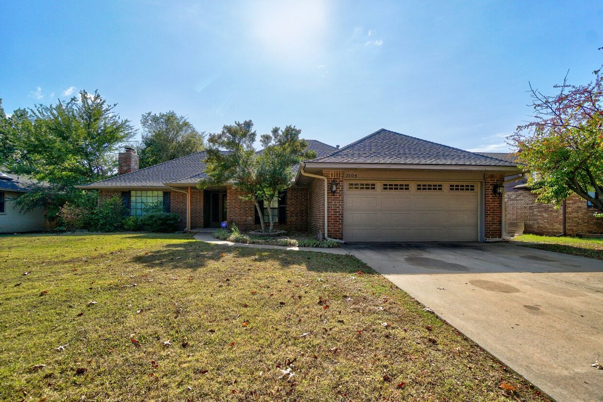 Foto principal - Updated 3-Bedroom Home in SE Edmond with S...