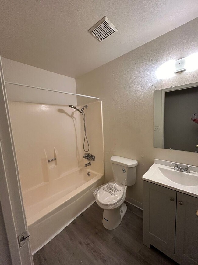 Building Photo - ADORABLE Rosemont 4/2!!!  PLEASE READ ENTI...