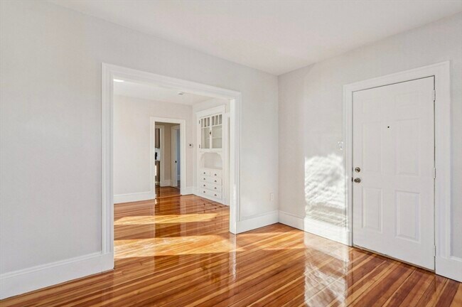 Foto del edificio - 559 Hyde Park Ave