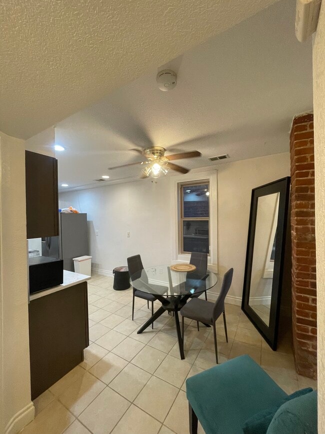 Building Photo - 3108 N Clay St