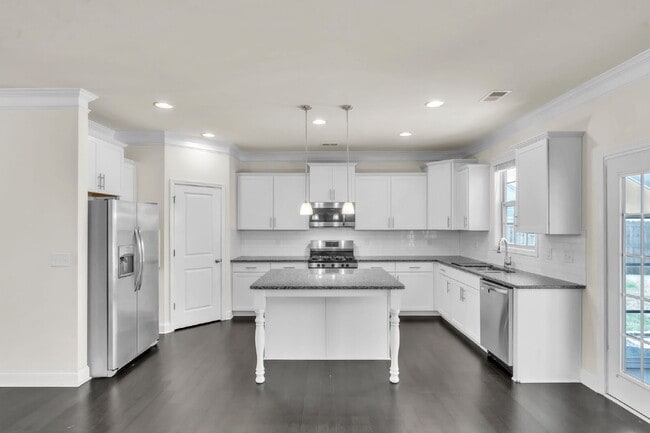 Foto del edificio - 4BR/3BA Luxury Home with Bonus Room, Screened Porch & Fenced Yard $2,600/mo rent