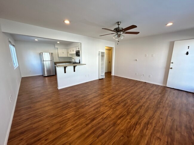 Large Living Room with Breakfast Bar - 1601 Alabama St