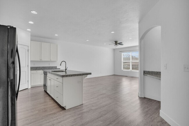 Building Photo - 3 Bedroom Townhome in Riverton!