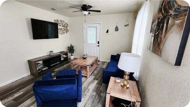 Foto del edificio - Room in House on N Polaris St