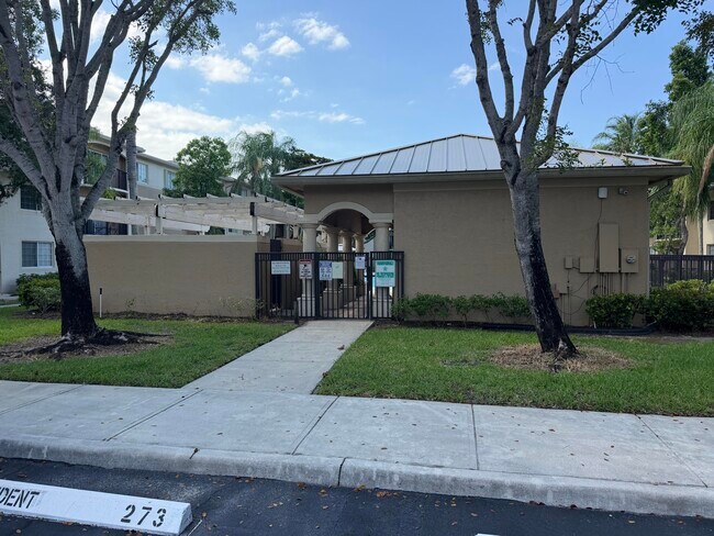 Foto del edificio - 1500 Crestwood Ct S