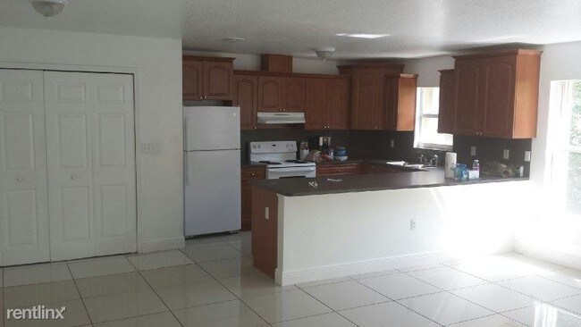 Foto del edificio - 3 br, 2 bath Apartment - 2605 NW 31 Street