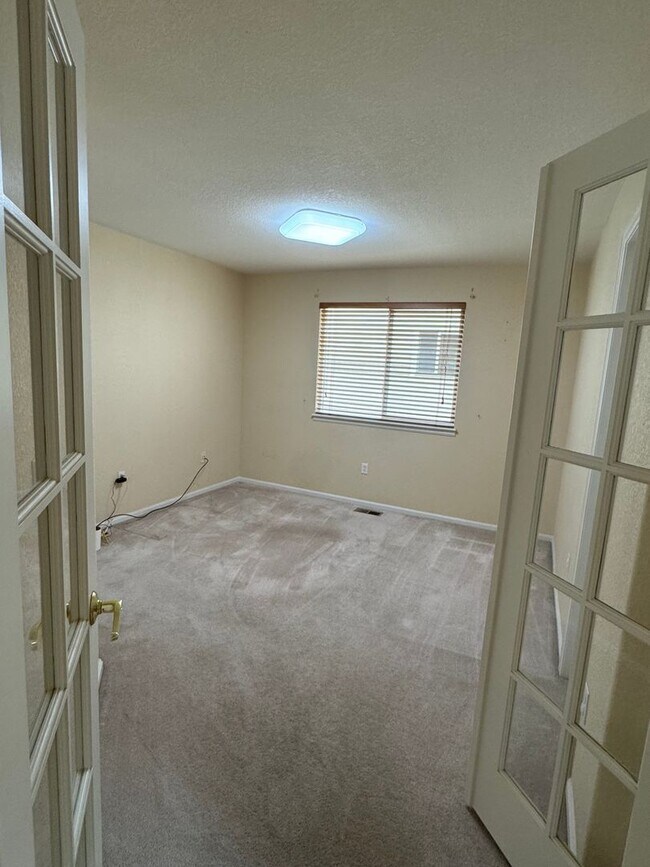 Building Photo - 6070 Deframe Ct