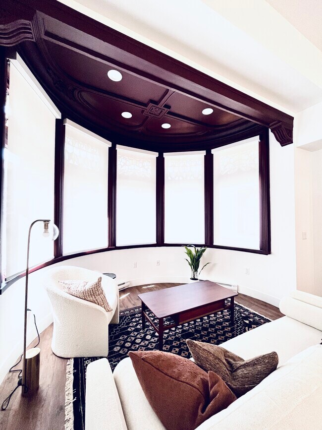 Building Photo - Immaculate 1 Bedroom 1 Bathroom in The Mansion