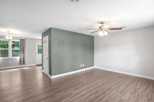 Building Photo - Home Close to Amenities