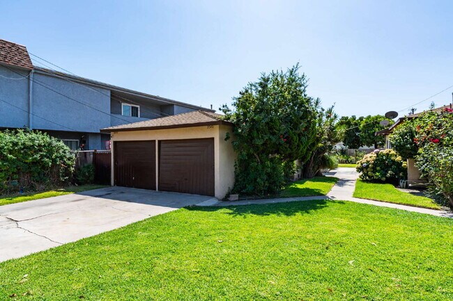Building Photo - Fully Renovated Gem!