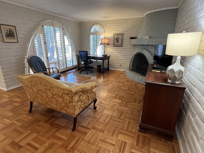 Building Photo - 604 W Roller Coaster Rd