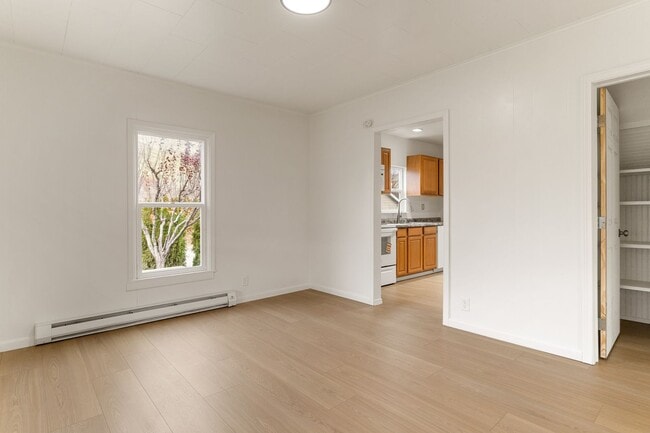 Foto del edificio - Charming 3-Bedroom, 1-Bathroom Home with Upstairs Bonus Area