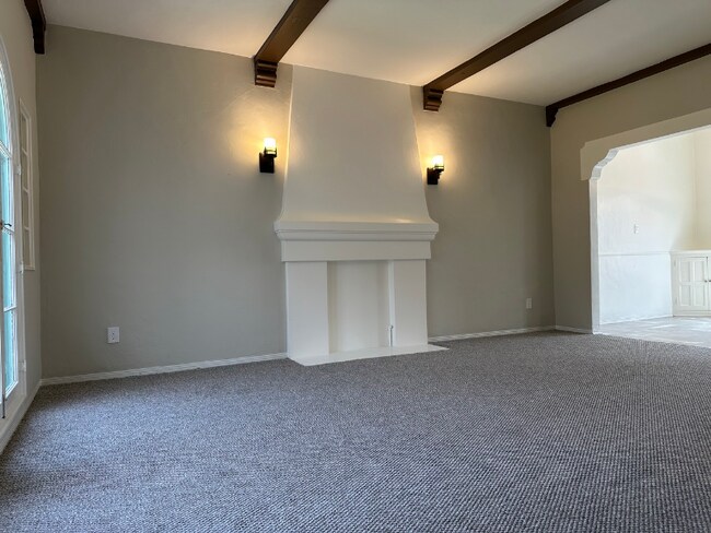Building Photo - 648 Cloverdale Ave