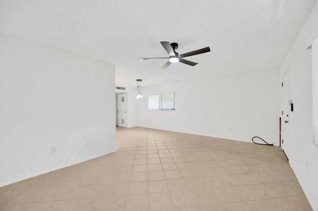 Foto del edificio - Charming 1-Bedroom Condo with Amenities in...