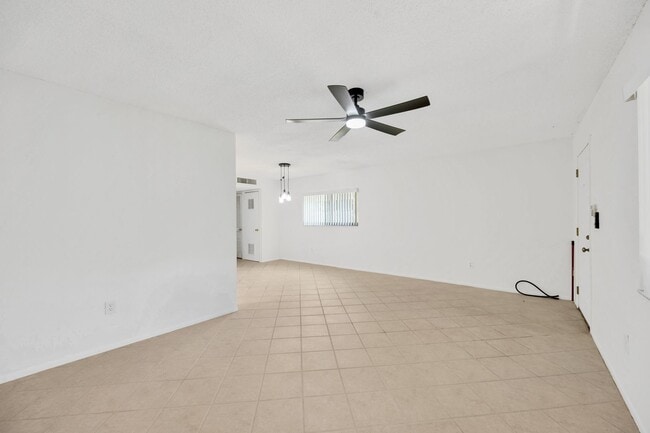 Building Photo - Charming 1-Bedroom Condo with Amenities in...