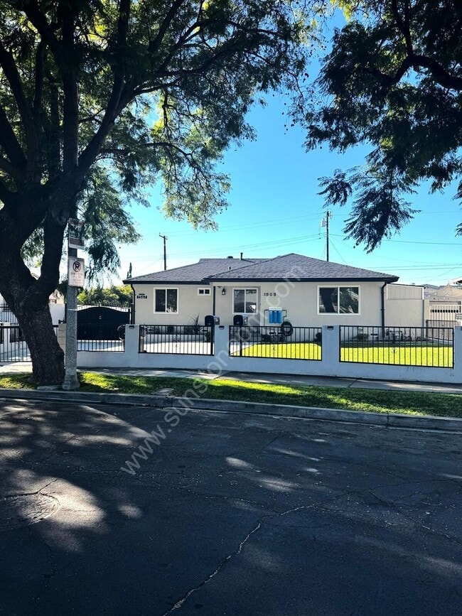 Foto del edificio - 1569-1567 Carol Dr