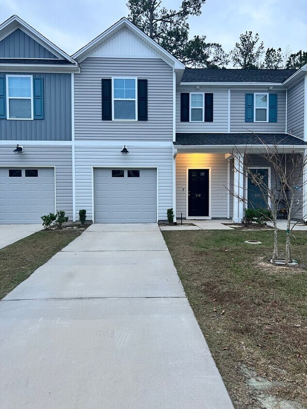 Primary Photo - 3 Bedroom/2.5 Bath Townhome in Lakeview Co...