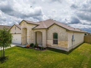 Building Photo - 310 Saddleback Trl