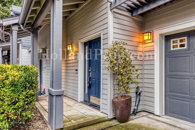 Foto del edificio - New Rent Price: $2,150 +$250 Off First 2 Full Months - Better Than New Light-Filled Townhome in H...