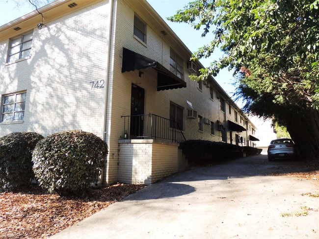 Foto del edificio - 738 Myrtle St NE