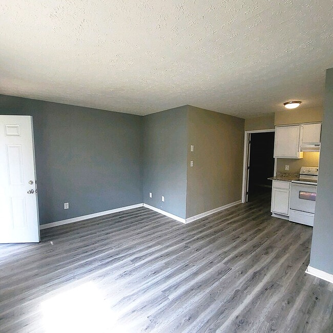Spacious front living room and kitchen - 1367 Clay St