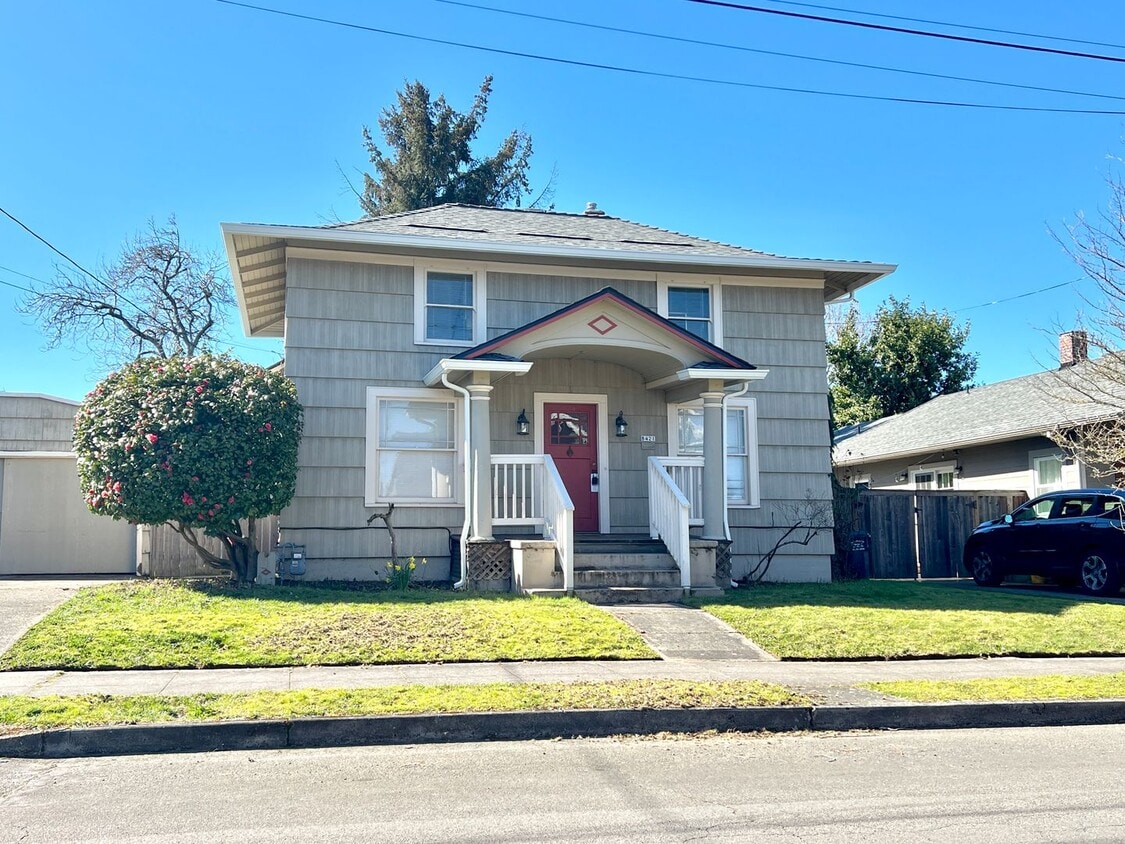 Portsmouth Neighborhood 3 story Home with Laminate H/W Floors, Fenced Backyard - Portsmouth Neighborhood 3 story Home with Laminate H/W Floors, Fenced Backyard