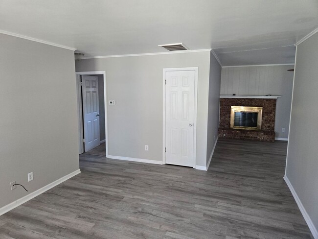 Building Photo - South BA 3 bed, 1.5 bath and 2 car garage ...