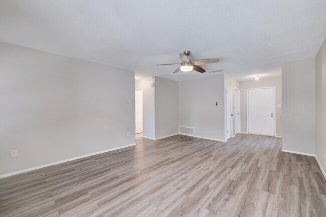 Building Photo - 1404 Greenfield Dr